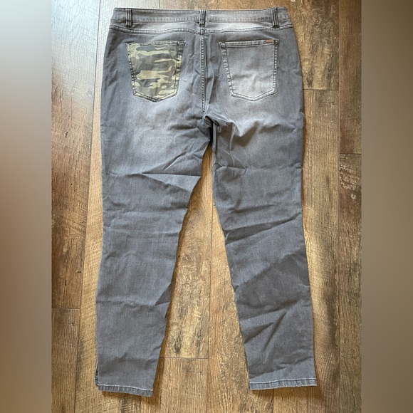 G.I.L.I. Got It Love It Jeans Women's Size 16 Gray With Camouflage Accents - Picture 2 of 8